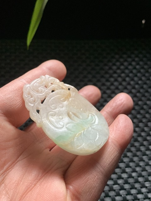 古玩玉器清代翡翠雕“龍紋花卉佩”拍賣，當前價格18000元