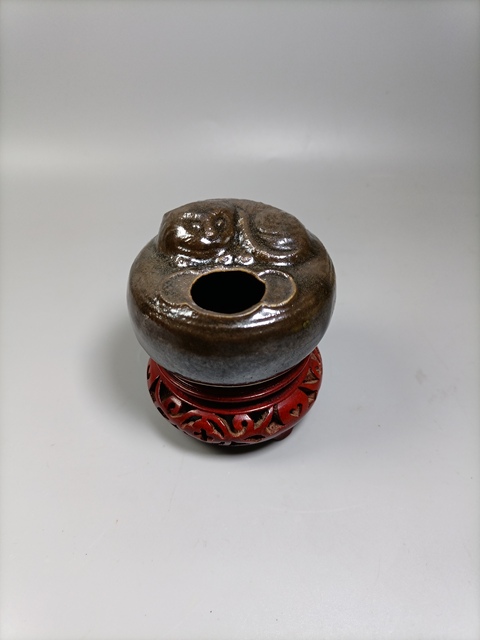 古玩陶瓷清褐釉獅紋水盂拍賣,當前價格708元