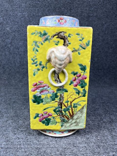 古玩陶瓷黃地粉彩錦雞牡丹象耳銜環琮式瓶拍賣,當前價格8988元