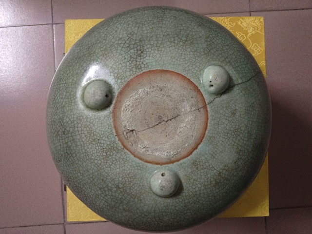 古玩陶瓷雍正哥釉三足香爐拍賣,當前價格1800元