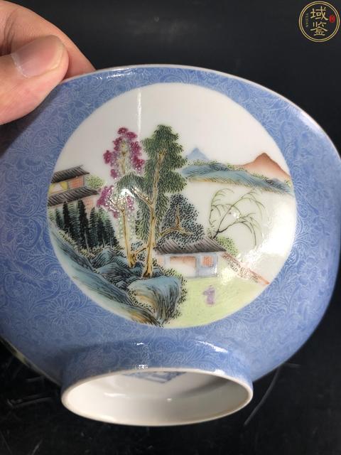 古玩陶瓷民國·藍地軋道開窗粉彩山水人物紋碗拍賣,當前價格3300元