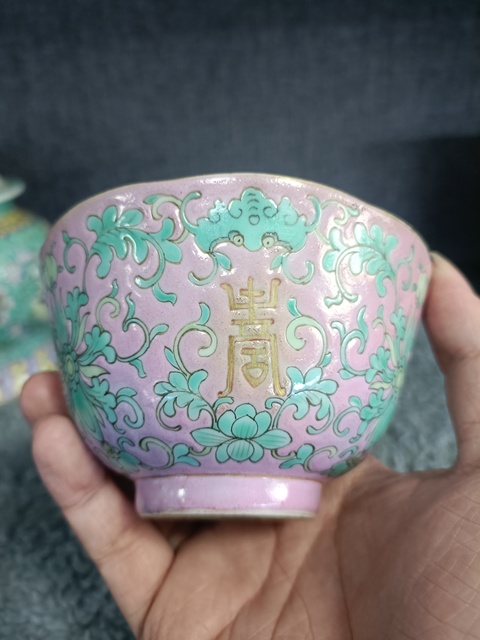 古玩陶瓷晚清胭脂紅釉地粉彩花間壽杯拍賣,當前價格3888元