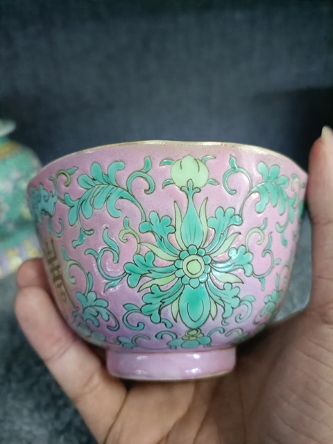 古玩陶瓷晚清胭脂紅釉地粉彩花間壽杯拍賣,當前價格3888元