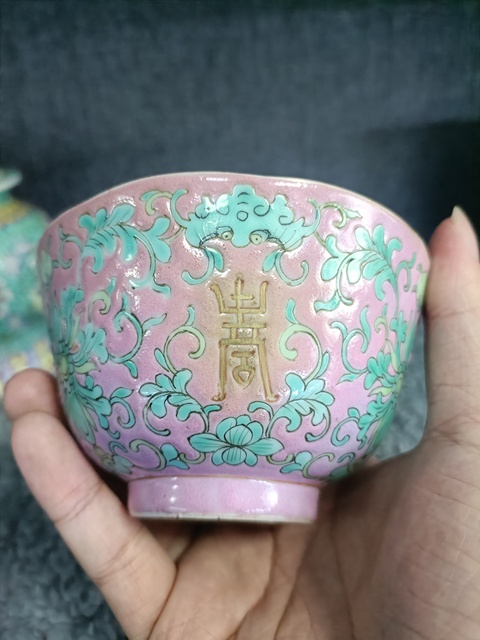 古玩陶瓷晚清胭脂紅釉地粉彩花間壽杯拍賣,當前價格3888元