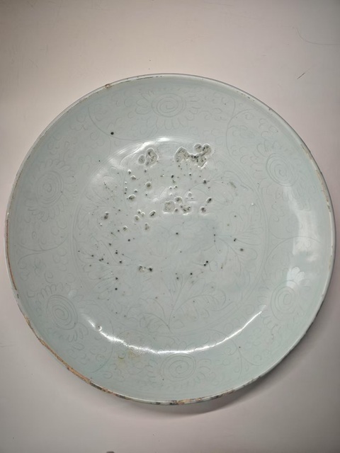 古玩陶瓷明中晚期白釉暗刻牡丹紋大盤拍賣，當前價格8765元