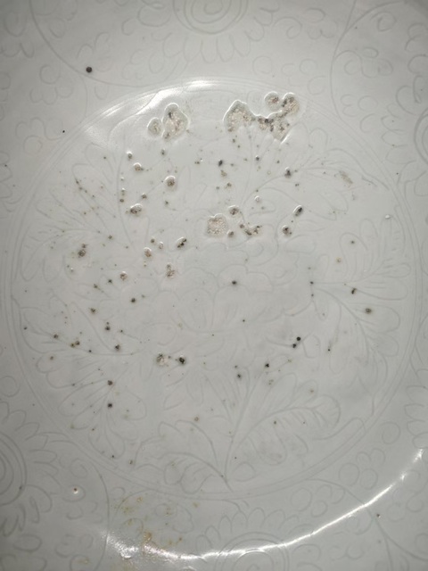 古玩陶瓷明中晚期白釉暗刻牡丹紋大盤拍賣，當前價格8765元