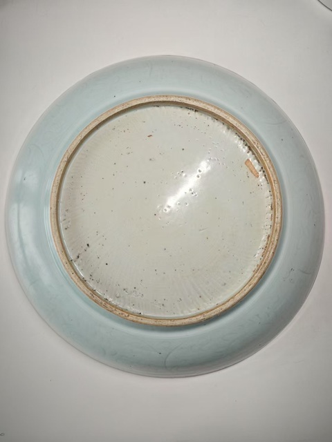 古玩陶瓷明中晚期白釉暗刻牡丹紋大盤拍賣，當前價格8765元
