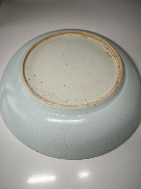 古玩陶瓷明中晚期白釉暗刻牡丹紋大盤拍賣，當前價格8765元