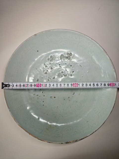 古玩陶瓷明中晚期白釉暗刻牡丹紋大盤拍賣，當前價格8765元