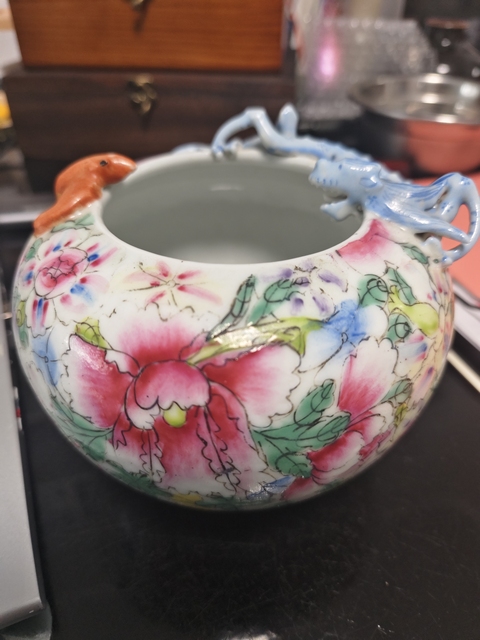 古玩陶瓷民國粉彩百花堆塑螭龍紋水盂拍賣,當(dāng)前價(jià)格3188元