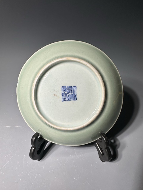 古玩陶瓷(官窯制式)大清嘉慶年制款豆青釉盤拍賣,當前價格0元