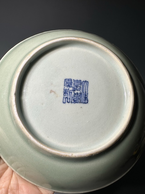 古玩陶瓷(官窯制式)大清嘉慶年制款豆青釉盤拍賣,當前價格0元