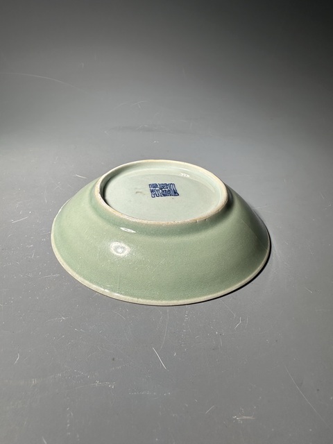 古玩陶瓷(官窯制式)大清嘉慶年制款豆青釉盤拍賣,當前價格0元