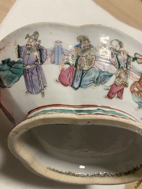 古玩陶瓷清道咸時(shí)期 粉彩八仙人物紋海棠貢碗拍賣,當(dāng)前價(jià)格7777元