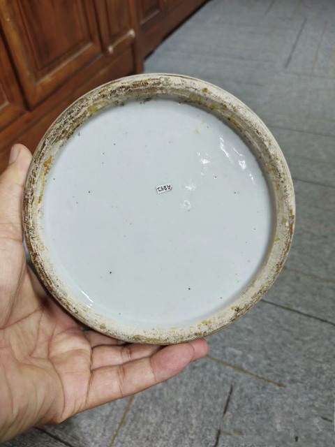 中国古玩　粉彩人物画香合　直径9.2㎝　東Y5-0608① 域鉴古玩】民国·“洪宪年制”珊瑚红地描金皮球花开窗粉彩人物纹赏