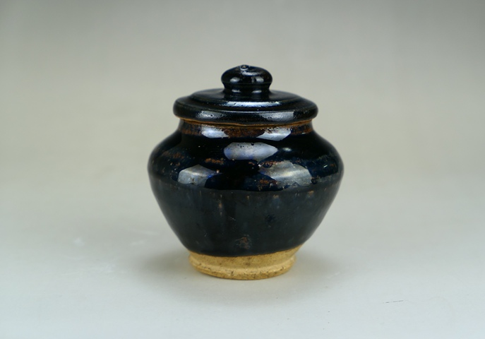 古玩陶瓷精美:明代黑釉小茶葉蓋罐(1368年-1644年拍賣,當前價格388元