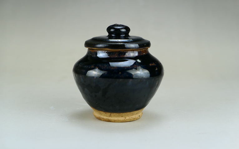 古玩陶瓷精美:明代黑釉小茶葉蓋罐(1368年-1644年拍賣,當前價格388元