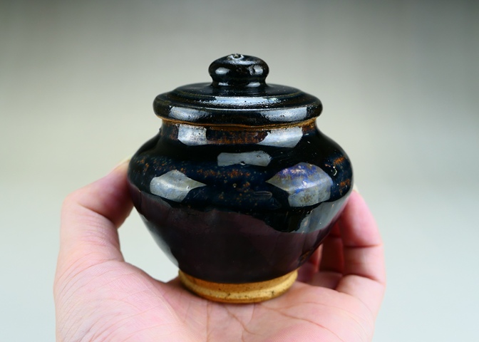 古玩陶瓷精美:明代黑釉小茶葉蓋罐(1368年-1644年拍賣,當前價格388元