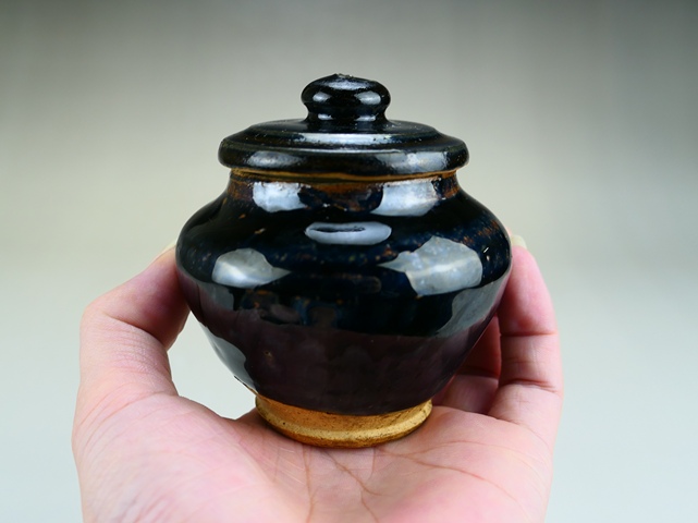 古玩陶瓷精美:明代黑釉小茶葉蓋罐(1368年-1644年拍賣,當前價格388元