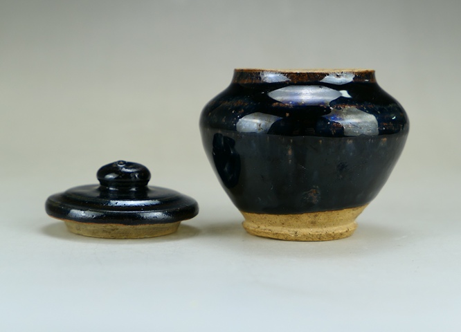 古玩陶瓷精美:明代黑釉小茶葉蓋罐(1368年-1644年拍賣,當前價格388元