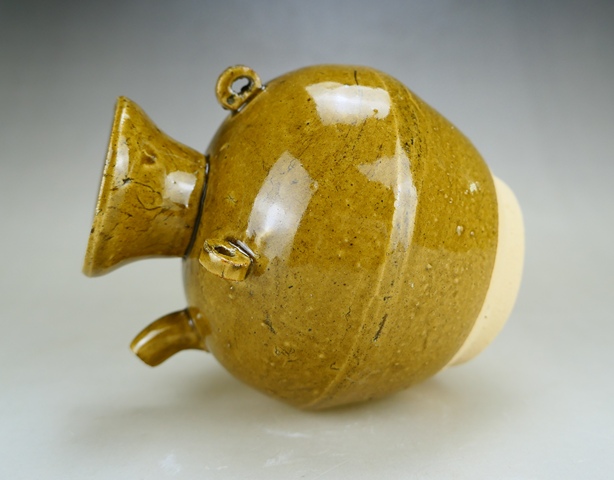 古玩陶瓷精美:明代黃釉三系執(zhí)壺（1368年-1644年）拍賣，當前價格399元
