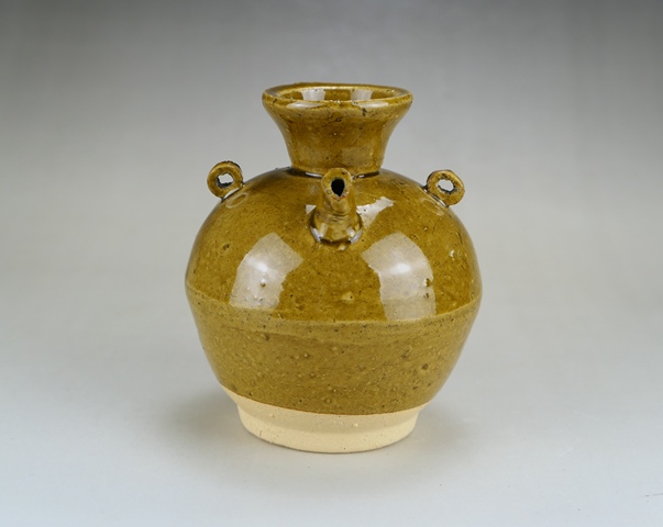 古玩陶瓷精美:明代黃釉三系執(zhí)壺（1368年-1644年）拍賣，當前價格399元
