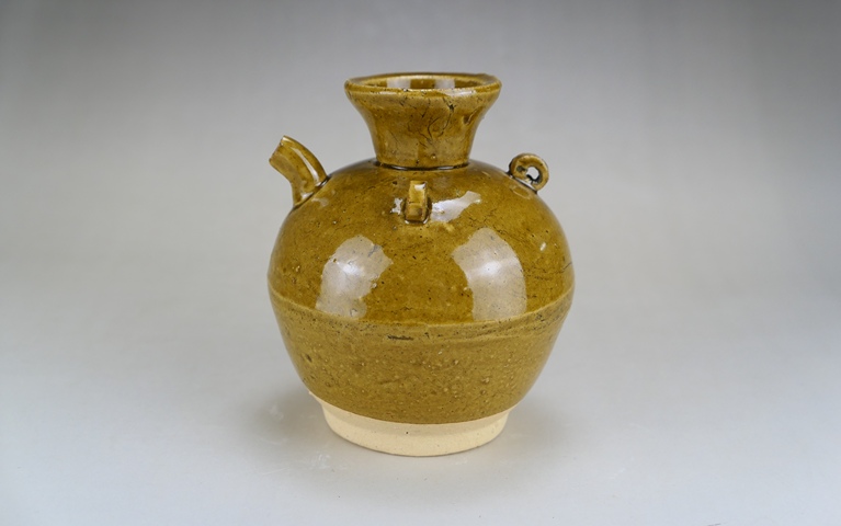 古玩陶瓷精美:明代黃釉三系執(zhí)壺（1368年-1644年）拍賣，當前價格399元