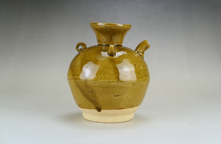 古玩陶瓷精美:明代黃釉三系執(zhí)壺（1368年-1644年）拍賣，當前價格399元