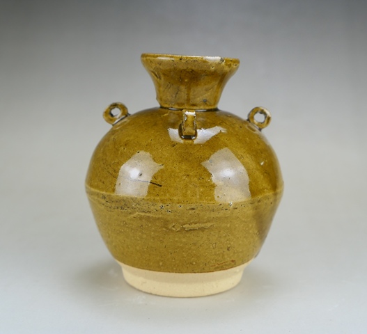 古玩陶瓷精美:明代黃釉三系執(zhí)壺（1368年-1644年）拍賣，當前價格399元