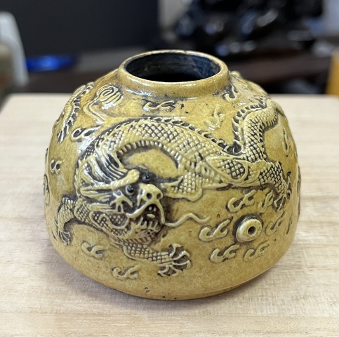 古玩陶瓷黃釉浮雕龍紋水盂拍賣,當前價格6000元