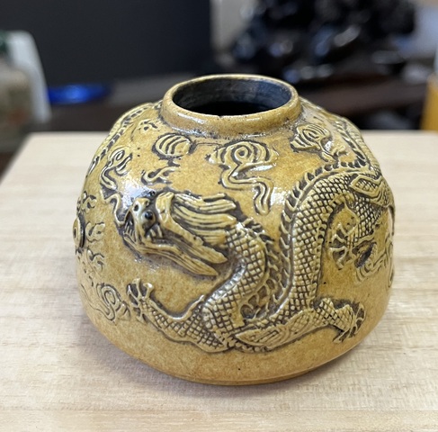 古玩陶瓷黃釉浮雕龍紋水盂拍賣,當前價格6000元