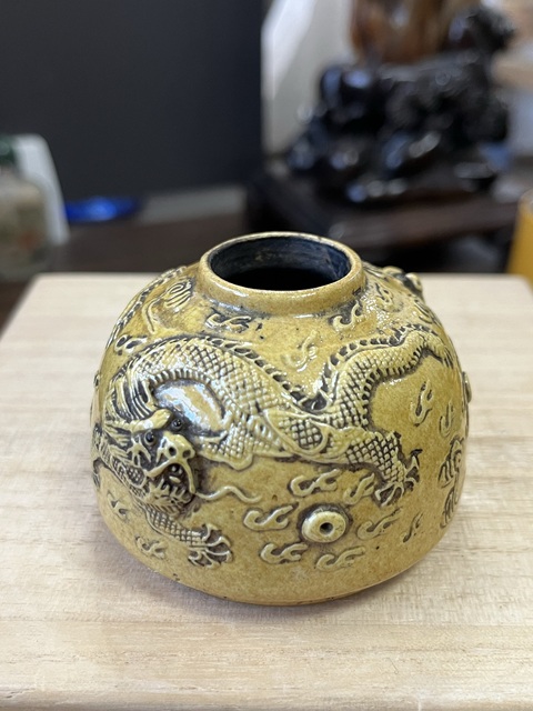 古玩陶瓷黃釉浮雕龍紋水盂拍賣,當前價格6000元