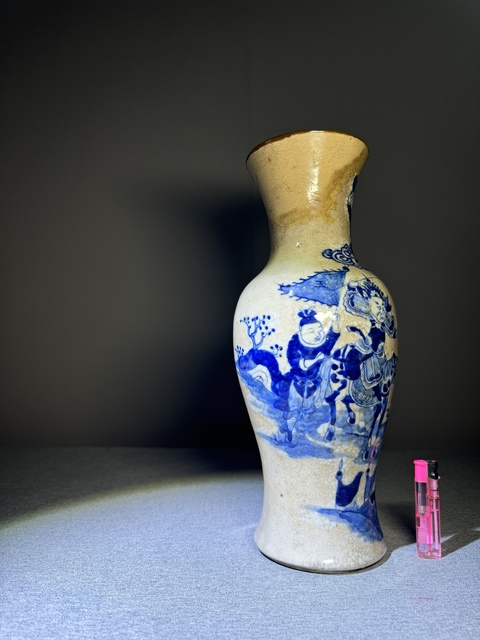 古玩陶瓷清代中期哥釉青花封神榜雷震子戰土行孫紋大觀音瓶拍賣,當前價格2800元