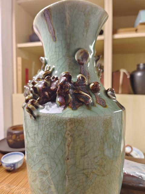 古玩陶瓷龍泉瓷廠青釉褐彩貼塑撇口瓶拍賣，當前價格1980元