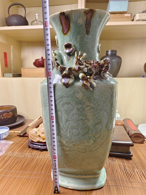 古玩陶瓷龍泉瓷廠青釉褐彩貼塑撇口瓶拍賣，當前價格1980元
