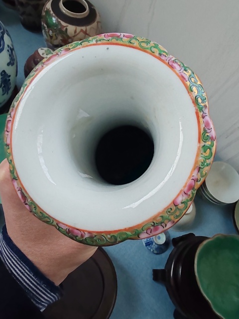 古玩陶瓷清晚期廣彩開窗人物雙耳瓶拍賣,當前價格1680元