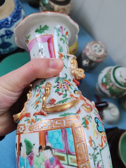 古玩陶瓷清晚期廣彩開窗人物雙耳瓶拍賣,當前價格1680元