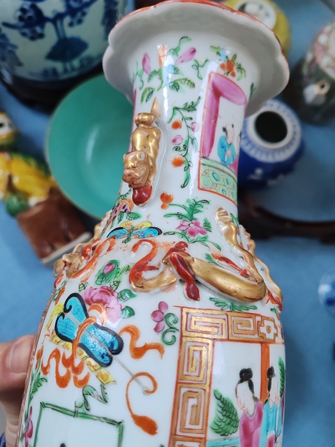 古玩陶瓷清晚期廣彩開窗人物雙耳瓶拍賣,當前價格1680元