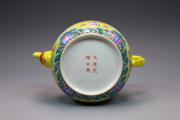 古玩陶瓷清末民初·黃地粉彩萬壽無疆紋大茶壺拍賣,當前價格8888元
