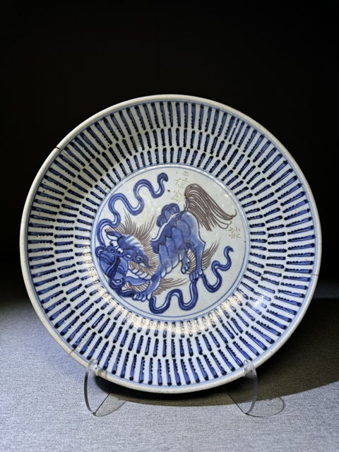 清代乾隆青花釉里紅飄帶繡球獅子紋盤(pán)乾隆獅子盤(pán)拍賣(mài)，當(dāng)前價(jià)格1800元