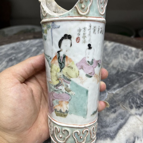 古玩陶瓷館藏級清晚期御窯廠畫師方家珍淺絳彩人物故事紋壁瓶拍賣,當(dāng)前價格2980元