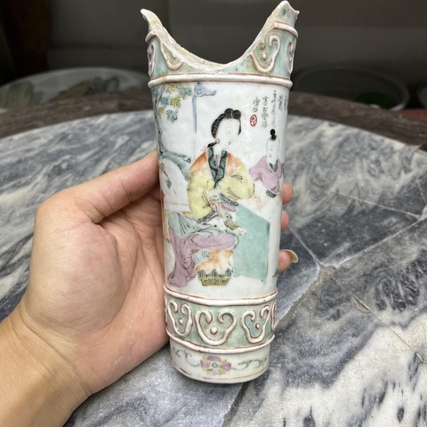 古玩陶瓷館藏級清晚期御窯廠畫師方家珍淺絳彩人物故事紋壁瓶拍賣,當(dāng)前價格2980元