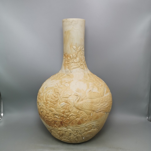 古玩陶瓷民國大清乾隆年制款花鳥雕瓷瓶拍賣,當(dāng)前價(jià)格1200元