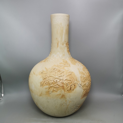 古玩陶瓷民國大清乾隆年制款花鳥雕瓷瓶拍賣,當(dāng)前價(jià)格1200元
