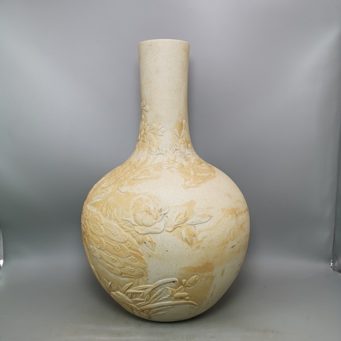 古玩陶瓷民國大清乾隆年制款花鳥雕瓷瓶拍賣,當(dāng)前價(jià)格1200元