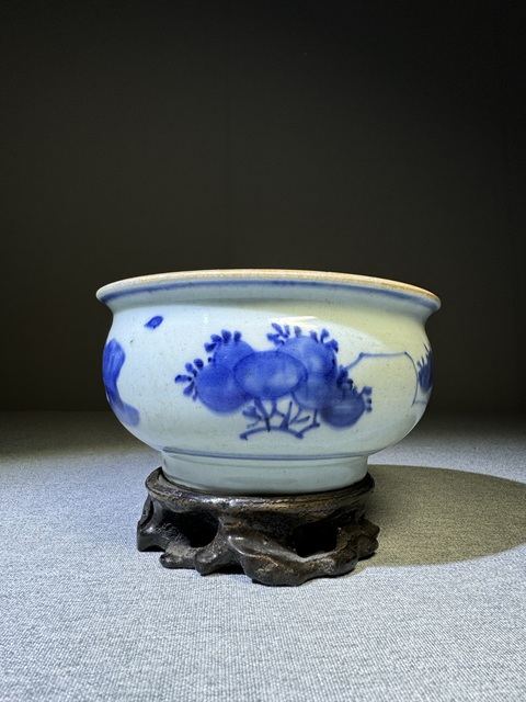 古玩陶瓷清代順治青花洞石琵琶花卉紋羅漢香爐順治青花瓷器拍賣，當前價格2300元