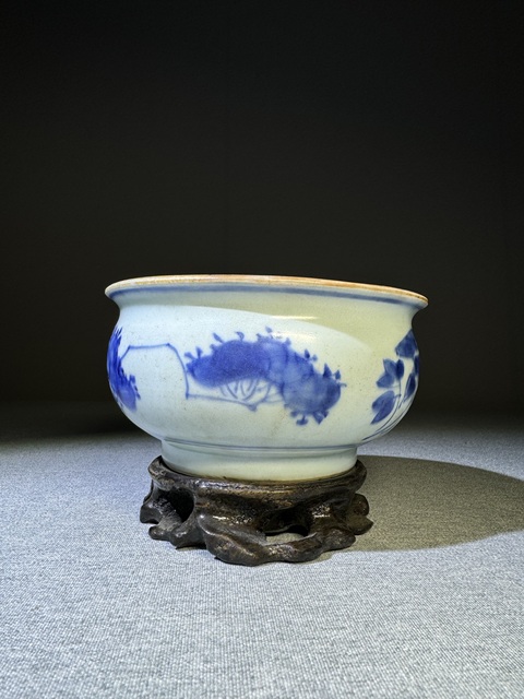 古玩陶瓷清代順治青花洞石琵琶花卉紋羅漢香爐順治青花瓷器拍賣，當前價格2300元