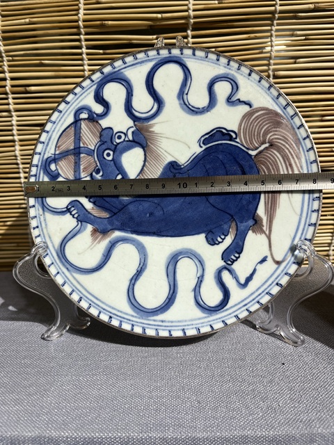域鉴古玩】青花釉里红狮子绣球纹盘改壶承鉴定结果_青花釉里红