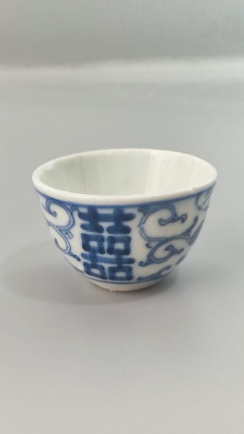 古玩陶瓷清中期青花纏枝喜字紋臥足杯拍賣,當前價格600元