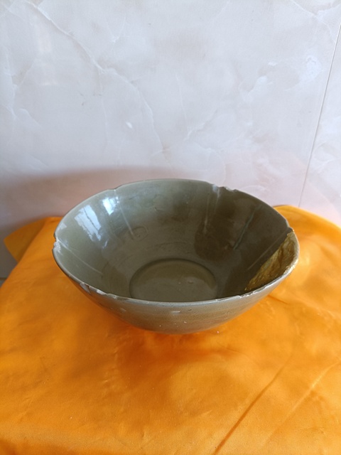 古玩陶瓷北宋早期龍泉青瓷六出筋葵口大碗拍賣，當(dāng)前價(jià)格980元